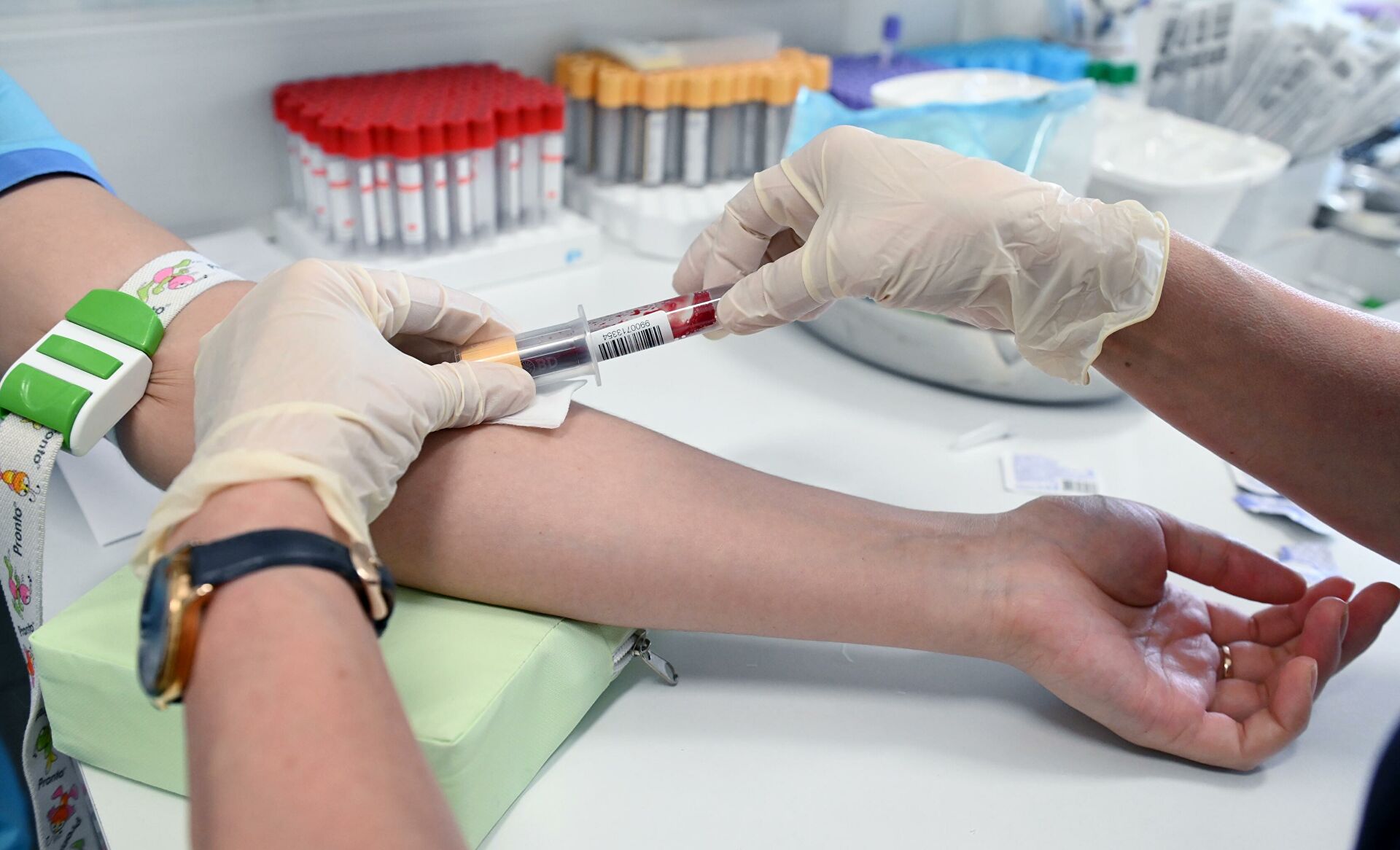 Медицинский работник берет образцы крови на антитела к коронавирусу COVID-19 - РИА Новости, 1920, 30.07.2021